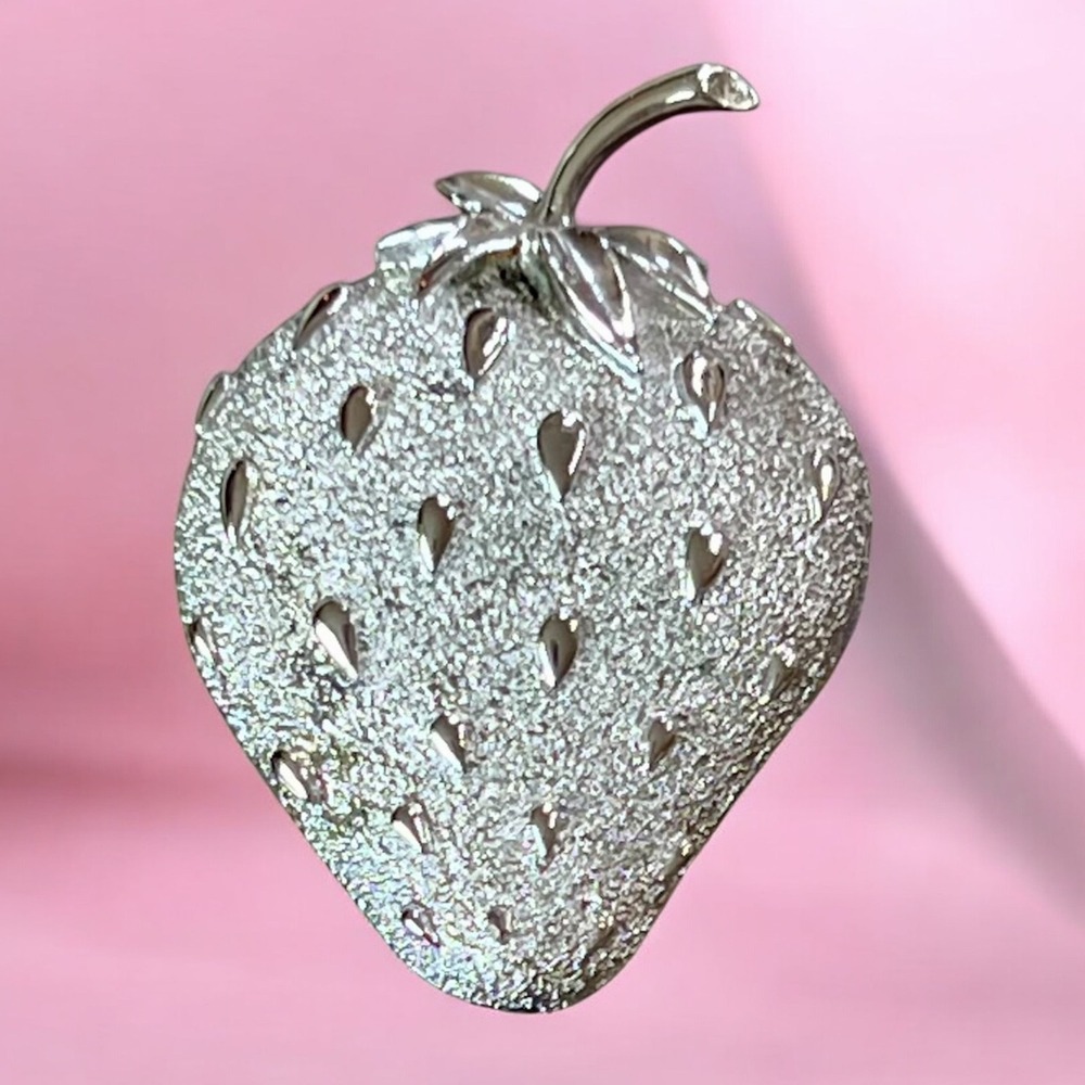 Sarah Coventry Vintage‎ Silver Tone Strawberry Brooch Pin Textured Fruit Jewelry